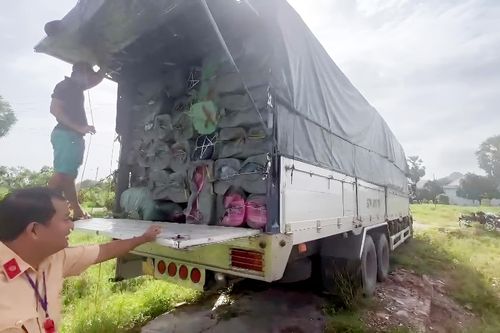 An Giang: Bắt giữ xe tải chở hàng hóa không rõ nguồn gốc