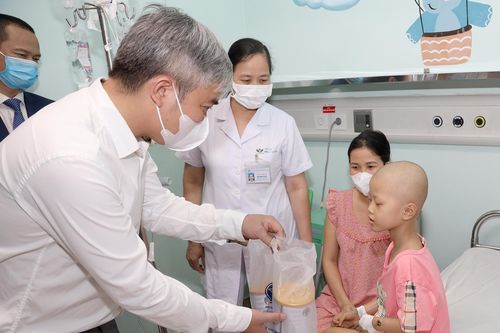 40.000 ly sữa dinh dưỡng dành tặng bệnh nhi ung thư