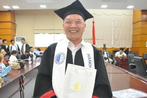Cụ ông 78 tuổi tốt nghiệp cử nhân Luật: 'Tôi học thay cho 3 đứa con đã mất'