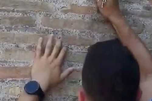 Italy truy tìm và trừng phạt du khách vẽ bậy lên bức tường Đấu trường La Mã