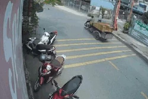 Nghi do ghen tuông, người đàn ông lái ô tô tông thẳng vào đôi nam nữ đi xe máy