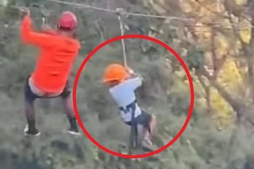 Chơi trò đu dây mạo hiểm, cậu bé bị rơi giữa chừng từ độ cao 12m, clip hiện trường gây sốc