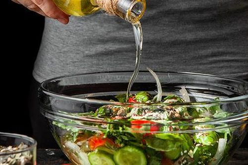8 loại dầu ăn tốt nhất dùng để trộn salad rất ít người biết