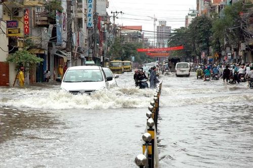Hà Nội khuyến cáo người dân hạn chế ra đường khi bão số 1 đổ bộ