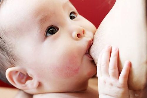 Nuôi con khi mẹ không đủ sữa và cách gọi sữa tràn trề