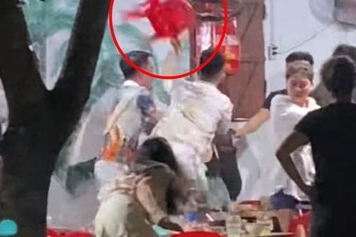 Người đàn ông cầm ghế đánh tới tấp một cô gái vì nghi bị 'nhìn đểu'