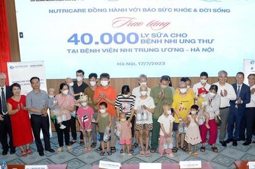 Báo Sức khỏe & Đời sống cùng Nutricare trao tặng 40.000 ly sữa tại Bệnh viện Nhi Trung ương