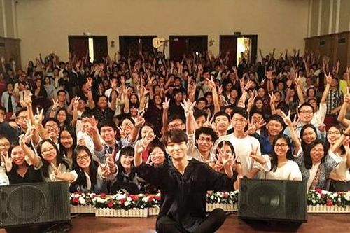 'Thần đồng guitar' Sungha Jung cover 'See Tình' trong concert tại Việt Nam