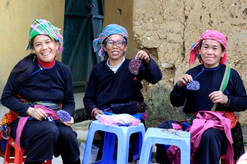 Giới thiệu nghệ thuật thêu ghép vải của người Mông tại Hà Nội