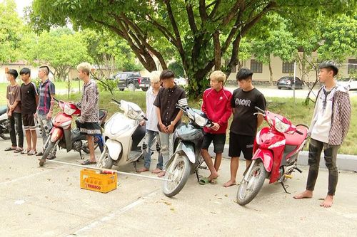 Tìm 'đối thủ' không được, nhóm choai choai ném chai bia làm mảnh vỡ rơi vào mắt người dân