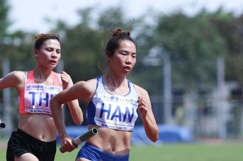 VĐV Nguyễn Thị Hằng: 'Tôi theo dõi đối thủ từ màn hình LED để bứt tốc'