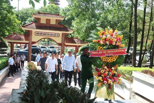 Đoàn đại biểu TP Hà Nội tri ân người có công tại các tỉnh miền Trung