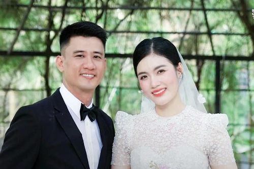 Huyền thoại bóng rổ Việt Nam lên xe hoa với hoa khôi bóng chuyền