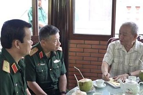Đoàn công tác Tổng cục Chính trị Quân đội nhân dân Việt Nam thăm, tặng quà Đại tướng Lê Văn Dũng