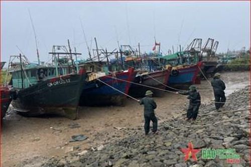 Đồn Biên phòng Trà Cổ giúp ngư dân chằng buộc tàu thuyền tránh bão số 1