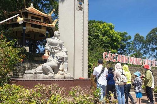 Chuyện ghi dưới chân Tượng đài liệt sĩ xã Hòa Phong