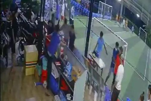 Nam thanh niên bị truy sát kinh hoàng vì bị cho là... 'nhìn đểu'