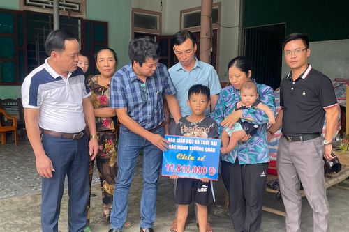 Trao quà bạn đọc hỗ trợ bé 7 tháng tuổi có hoàn cảnh éo le