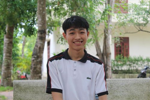 Nỗ lực thành á khoa khối A của nam sinh sống xa mẹ từ bé