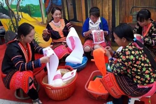 Bảo tồn và phát huy trang phục truyền thống dân tộc Mông ở Cao Bằng