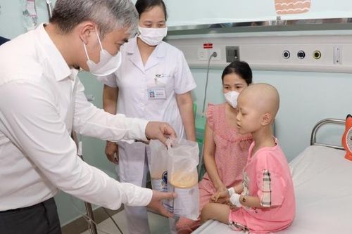 Báo Sức khỏe & Đời sống trao tặng 40.000 ly sữa tại Bệnh viện Nhi Trung ương
