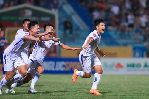 Hà Nội FC lội ngược dòng đánh bại Bình Định trên sân Hàng Đẫy
