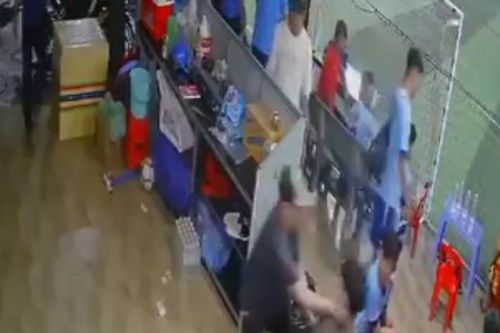 Nghĩ bị nhìn đểu, nhóm đối tượng mang hung khí vào sân bóng truy sát nam thanh niên