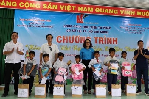 Học viện Tư pháp tổ chức chương trình từ thiện tại xã nghèo tỉnh Bình Thuận