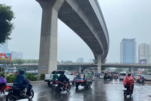 Hà Nội bắt đầu có mưa nặng hạt do ảnh hưởng của bão số 1
