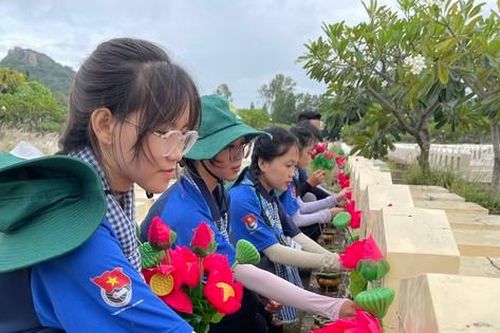 Tuổi trẻ An Giang thay mới hơn 15.000 đóa hoa sen trên mộ liệt sĩ