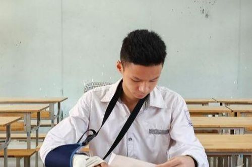 Nam sinh gãy tay nhờ người chép hộ đạt điểm thi ấn tượng