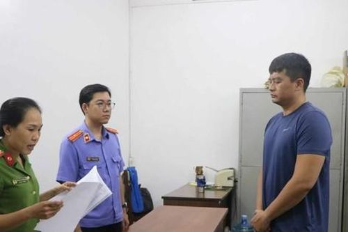Khởi tố người đàn ông hành hung bác sĩ