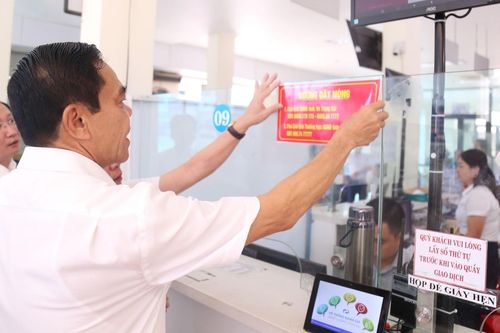 Có cán bộ 'găm' sổ đỏ, Chủ tịch Hà Tĩnh công khai số điện thoại tiếp nhận tin