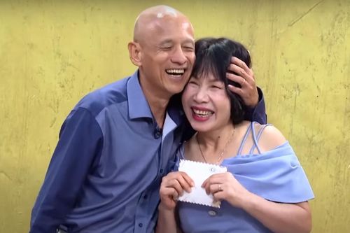 Gác lại niềm đau, vợ chồng U70 hạnh phúc như ngày mới yêu