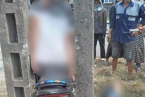Xe máy kẹp 3 đâm vào khe hở giữa 2 cột điện, 1 người tử vong