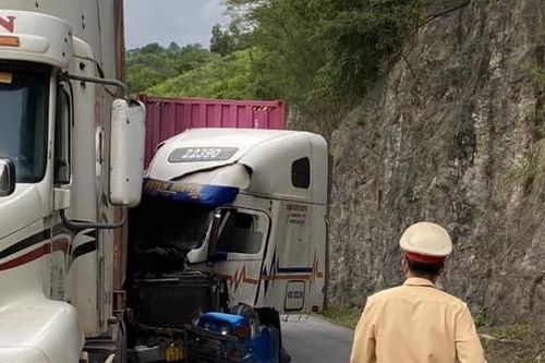 Xe container 'cắm đầu', dính chặt vào đuôi xe 'đồng nghiệp' khi đổ dốc