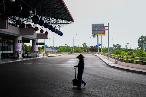 Sân bay Nội Bài tối thui, máy bay nằm im trước giờ bão Talim đổ bộ