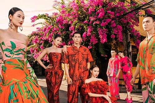 Dàn người mẫu diện trang phục rực rỡ giữa phố cổ Hội An