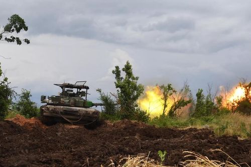 Anh tuyên bố đang nghiên cứu xe tăng Nga, hé lộ nơi sản xuất vũ khí cho Ukraine