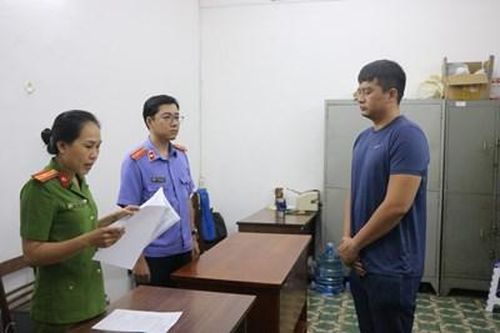 Phê chuẩn khởi tố, cấm đi khỏi nơi cư trú đối tượng hành hung bác sĩ