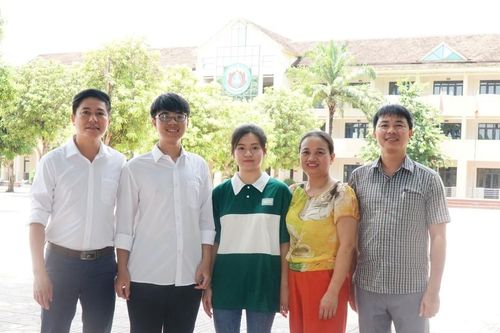 Đôi bạn cùng lớp trên quê hương Bác Hồ đạt Thủ khoa, Á khoa toàn tỉnh