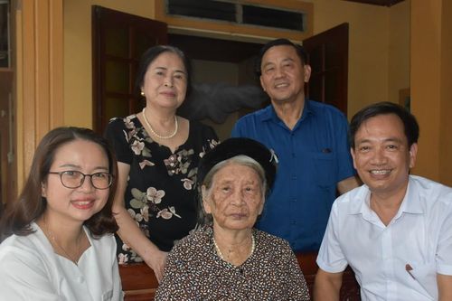 Báo Nghệ An thăm và tặng quà Mẹ Việt Nam anh hùng ở huyện Hưng Nguyên