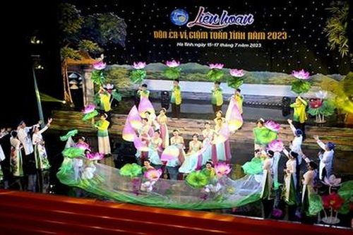 Xem tiết mục đạt giải A Liên hoan các CLB dân ca ví, giặm