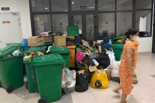 Hà Nội: Rác thải 'đổ bộ' vào sảnh chung cư Osaka Complex