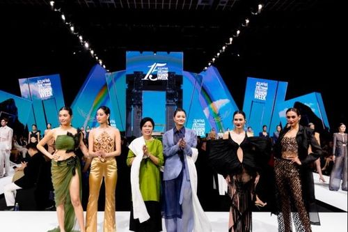 Vũ Thu Phương tái hiện lại cảnh dệt lụa trên sàn runway
