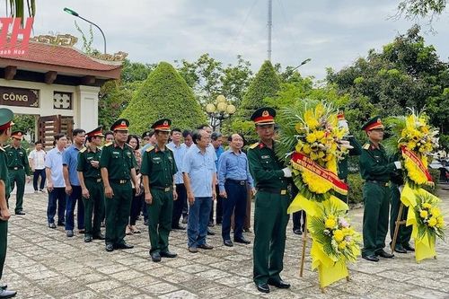 Phó Chủ tịch Thường trực HĐND tỉnh Lê Tiến Lam viếng nghĩa trang liệt sĩ và thăm, tặng quà gia đình chính sách huyện Hoằng Hóa