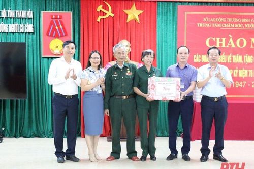 Phó Chủ tịch UBND tỉnh Đầu Thanh Tùng viếng Nghĩa trang liệt sĩ và thăm, tặng quà gia đình chính sách TP Sầm Sơn