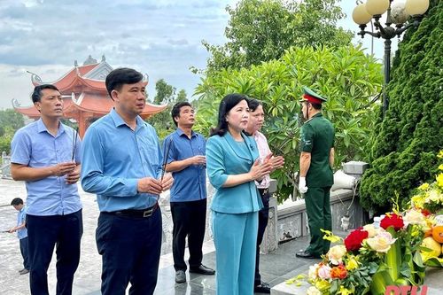 Trưởng Ban Dân vận Tỉnh ủy, Chủ tịch Ủy ban MTTQ tỉnh viếng nghĩa trang liệt sĩ và thăm, tặng quà gia đình chính sách huyện Như Xuân, Quảng Xương