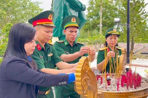 Viếng và dâng hương tại Nghĩa trang liệt sĩ Dốc Bà Đắc và Nghĩa trang liệt sĩ tỉnh An Giang
