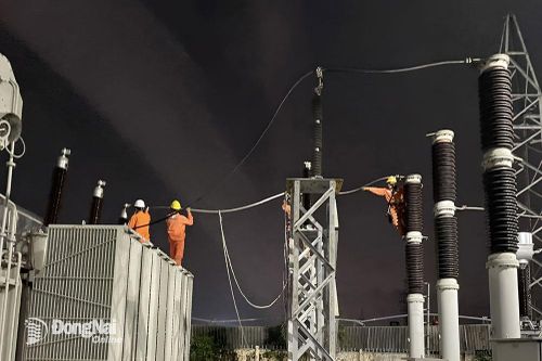 Khắc phục sự cố mất điện do mái tôn bay vào trạm biến áp